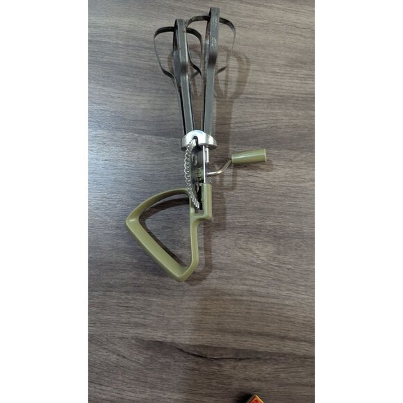 Vintage Hand Crank Egg Beater Whisk With Olive Handle - Retro Kitchen Tool prop - Picture 4 of 5